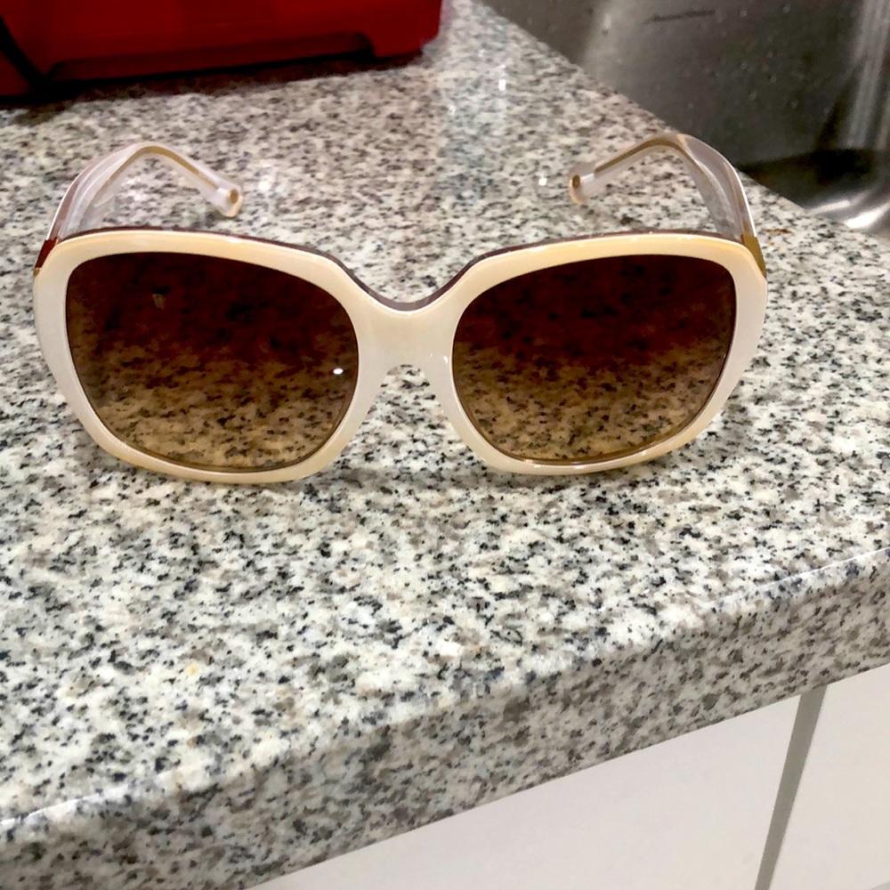White and tan coach sunglasses excellent condition.!!